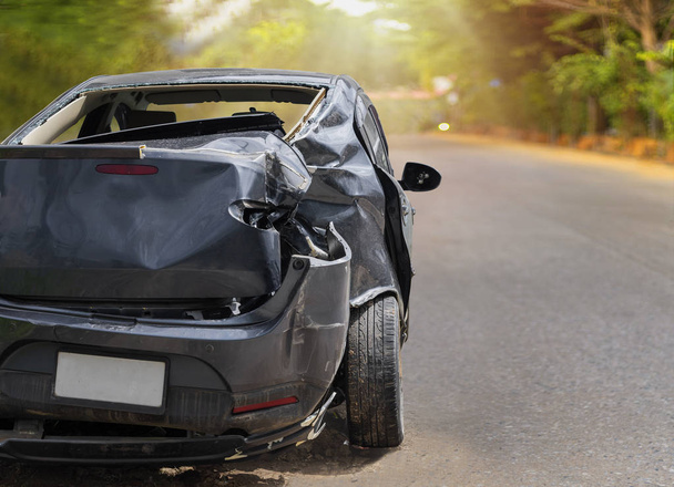 Lato posteriore di auto di colore nero grande danneggiato e rotto per caso sul parcheggio stradale non può guidare più. Con spazio di copia per testo o design
 - Foto, immagini