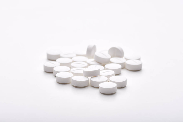Martwa natura z stosem okrągłych tabletek lub tabletek, leków przeciwdepresyjnych  - Zdjęcie, obraz