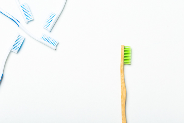 Una alternativa al plástico. Cepillo de dientes de bambú
 - Foto, Imagen