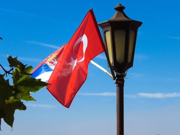 Szerb és török zászló Recep Tayyip Erdoan török elnök látogatása alatt. - Fotó, kép