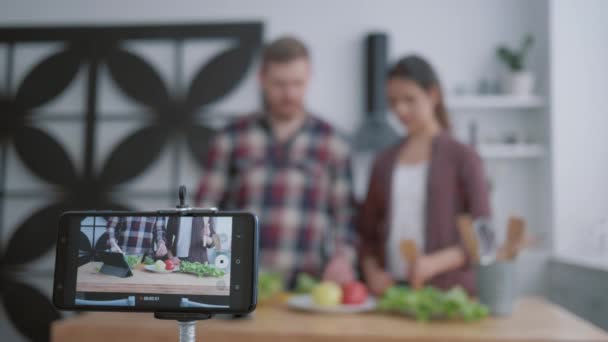 online κατάρτιση για να μαγειρέψουν χρήσιμα τρόφιμα, bloggers κορίτσι και ο τύπος διδάσκουν τους συνδρομητές να μαγειρεύουν υγιεινά τρόφιμα από λαχανικά για την εξομάλυνση του βάρους και την ευεξία, ενώ τα αρχεία κινητό τηλέφωνο tutorial βίντεο - Πλάνα, βίντεο