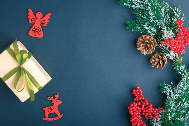 Vánoce a Nový rok pozadí s dary, jeleni, hvězdy a jedle-stromy, byt ležel na tmavomodrém pozadí, vánoční pozdravy - Fotografie, Obrázek