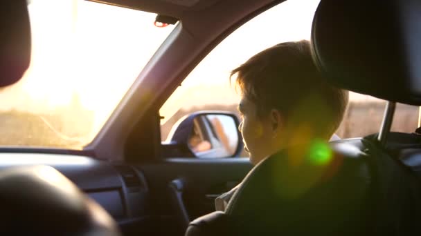 Családi kirándulás. A családi autó az autópályán megy. Napnyugta időpontja - Felvétel, videó