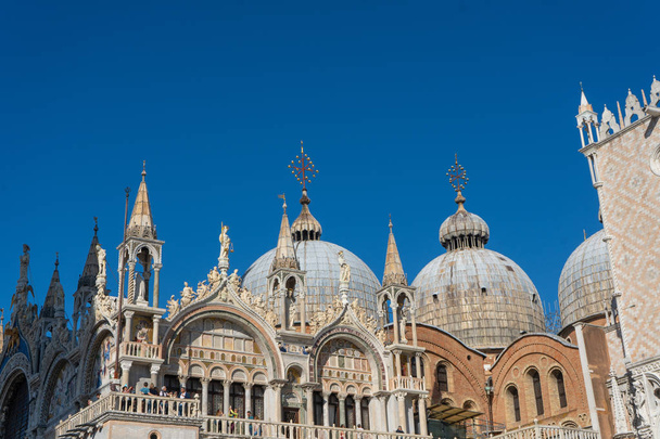 Fragment dachu z kopułami. Bazylika św. Marka (Basilica di San Marco). Zdjęcie z podróży. Wenecja. Włochy. Europa. - Zdjęcie, obraz