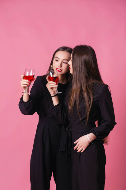 Duas mulheres celebram a festa de Ano Novo se divertindo e bebendo vinho
. - Foto, Imagem