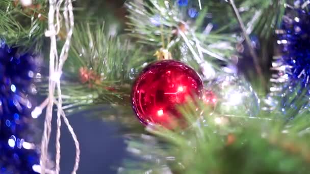 Bola roja de Navidad de cerca - Imágenes, Vídeo