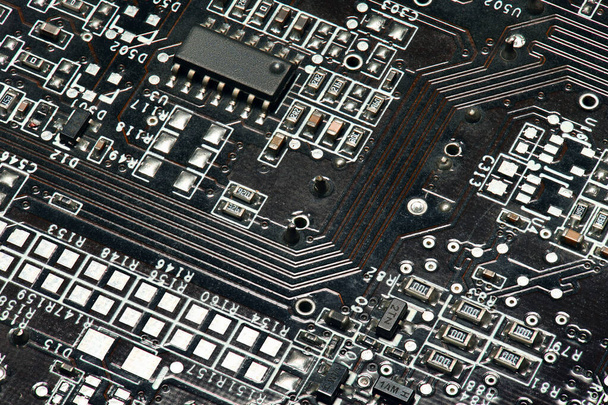 printplaat en microchip, of cpu closeup - elektronische component voor digitale apparatuur, concept voor de ontwikkeling van elektrische computercircuits - Foto, afbeelding