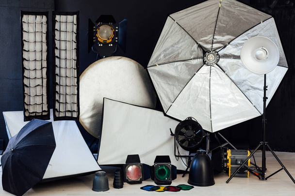 Accessoires studio photo équipement et flashs d'un photographe professionnel
 - Photo, image