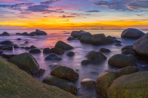 ラムサイの大きな岩の上の日没。ラムサイは、パイ島に近いカタビーチとカロンビーチの間にあります。 - 写真・画像