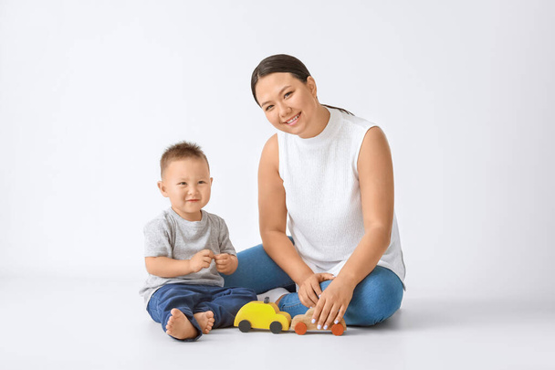 Retrato de mãe asiática com menino bonito no fundo branco
 - Foto, Imagem