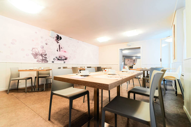 Hotel desayuno restaurante cafetería interior en la arquitectura de fondo
 - Foto, imagen