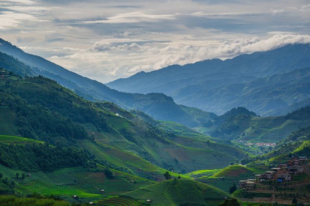 Hermoso campo de arroz con terrazas y paisaje de montaña en Mu
 - Foto, imagen