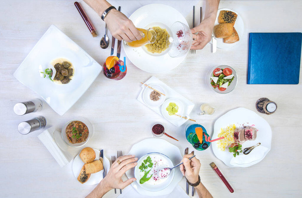 vista superior do almoço configurado com dushbaram, dolma, arroz e rolos de frango
 - Foto, Imagem