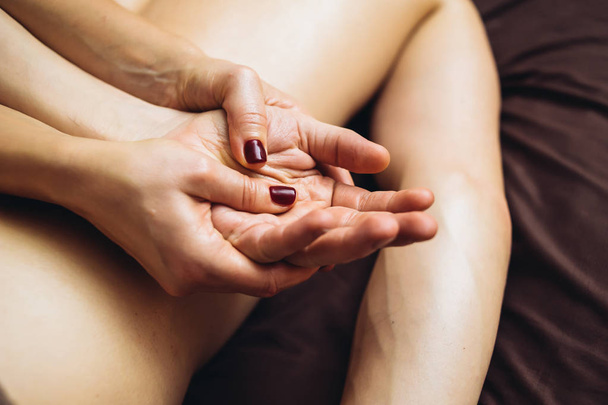 Il massaggio aromaterapico è una terapia di massaggio con olio da massaggio o lozione che contiene oli essenziali
  - Foto, immagini