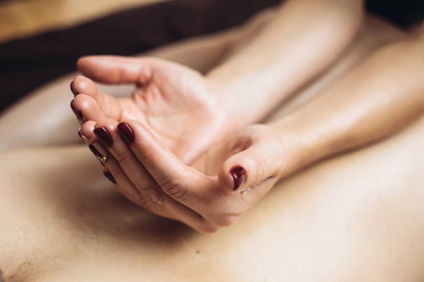 Massagem de aromaterapia é massagem terapêutica usando óleo de massagem ou loção que contém óleos essenciais
  - Foto, Imagem