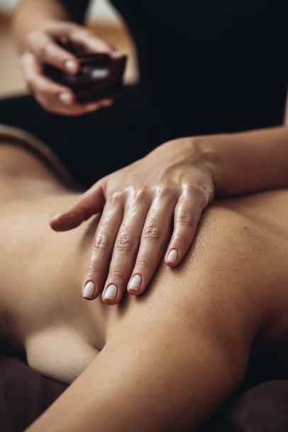 Massaggio tantrico sensuale nell'atmosfera accogliente di un salone di bellezza da un massaggiatore professionista
 - Foto, immagini