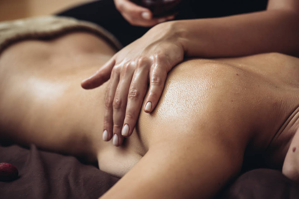 Sensual masaje tántrico en el acogedor ambiente de un salón de belleza por un masajista profesional
 - Foto, imagen