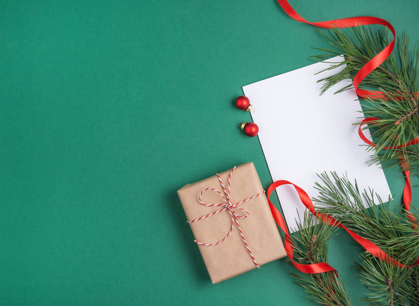 plano laico fondo de navidad con árbol verde, hoja de papel en blanco
 - Foto, imagen