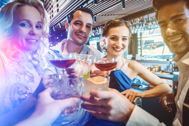 Cuatro amigos en un bar
 - Foto, Imagen