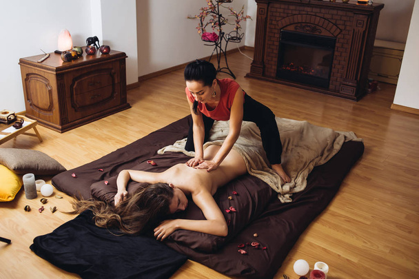 Чуттєвий масаж ефірними маслами проводиться в масажному салоні жінки
 - Фото, зображення