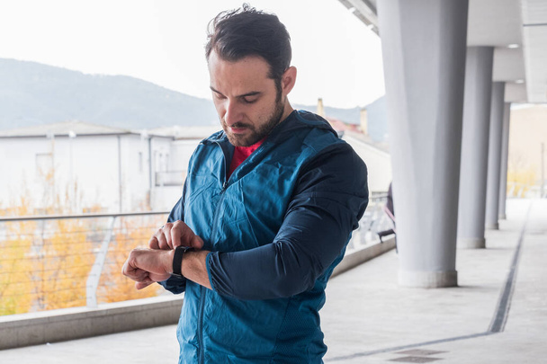 Active man portrait using smartwatch fitness app - Foto, imagen
