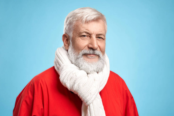 Portrait of senior man in Santa costume looking at camera - Фото, зображення