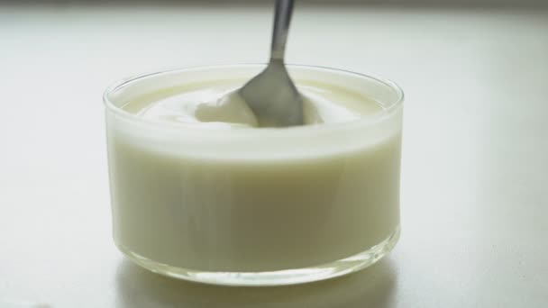 video rodaje de yogur mezclado con cuchara en la taza
 - Metraje, vídeo