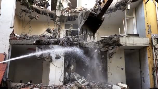 Altes Haus mit Bulldozer-mechanischem Arm zerstört  - Filmmaterial, Video