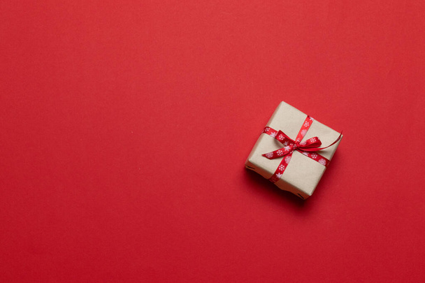 Valentines Day background. Gift or present box on red table. Trendy composition for birthday, mother or father day. Flat lay, top view, copy space - Fotoğraf, Görsel