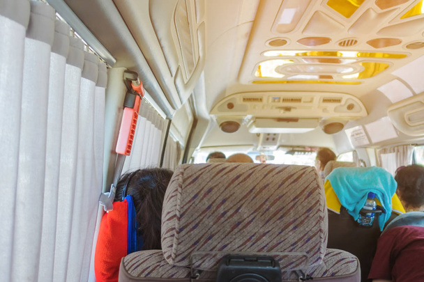 Martello di sicurezza arancione montaggio vicino al vetro della finestra e tenda sul furgone per l'uso per rompere il vetro in caso di incidente
. - Foto, immagini