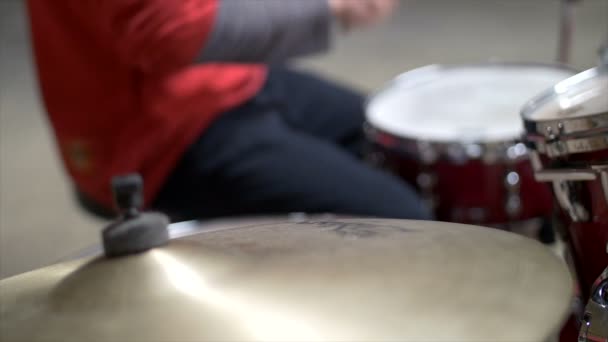 Розмитий Крупним планом чоловік грає на барабанах у червоному вбранні
 - Кадри, відео
