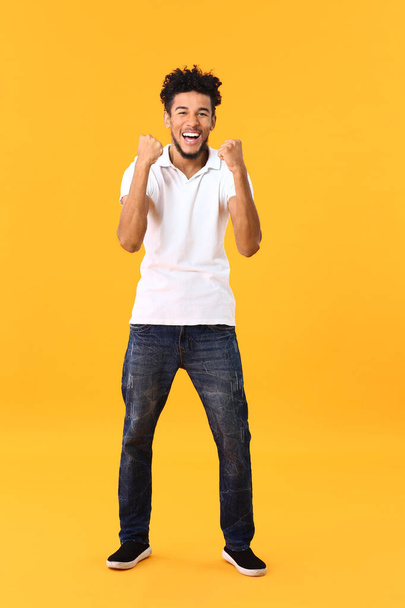 Portret van gelukkig Afro-Amerikaanse man op kleur achtergrond - Foto, afbeelding