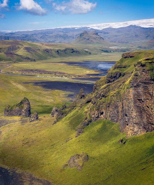 wunderschöne grüne Landschaft von Dyrholaey, Island aus gesehen - Foto, Bild