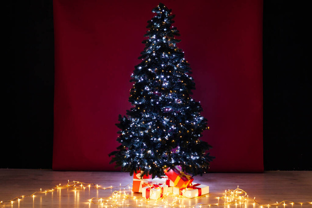 Рождественская елка с гирляндами на Новый год
 - Фото, изображение