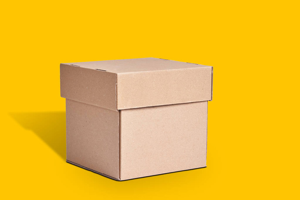 Ajándék doboz állni egy elszigetelt háttérrel. minimalizmus - Fotó, kép