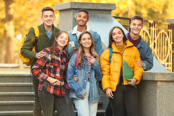 Tinédzser diákok csoportja a szabadban - Fotó, kép