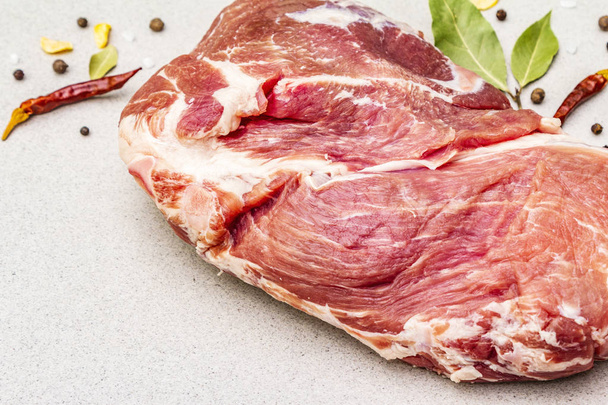 Hombro de cerdo fresco crudo con especias
 - Foto, Imagen