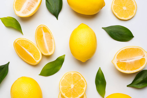 Зрізати лимони на білому тлі
 - Фото, зображення