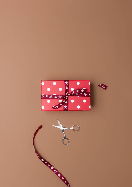 Прикрашає контекст подарункової коробки. Червона подарункова коробка. Різдвяний подарунок
 - Фото, зображення