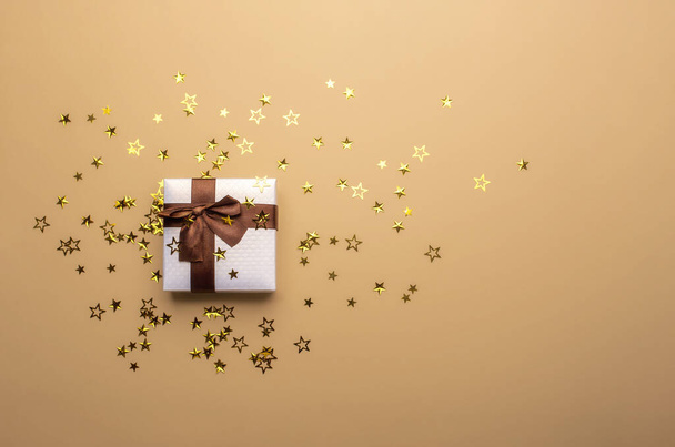 Pudełko z prezentami i błyszczące konfetti w kształcie gwiazdy. Boże Narodzenie ramki prezentów - Zdjęcie, obraz