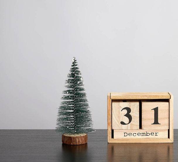 dřevěný kalendář kostek s datem 31. prosince a zelené  - Fotografie, Obrázek