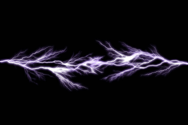 Mennydörgés villám elszigetelt fekete háttér, elvont elektromos koncepció - Fotó, kép