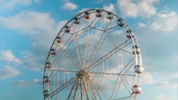 Timelapse of rotating ferris wheel and white clouds movement, sunset cloudy sky - Footage, Video