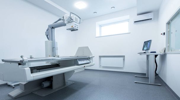 Prázdný laboratorní pokoj s velkým moderním rentgenovým strojem - Fotografie, Obrázek