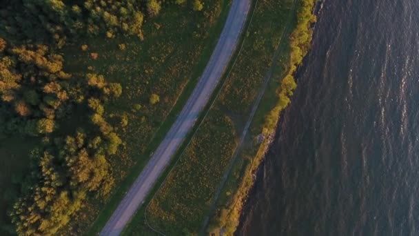widok z lotu ptaka do klifu morze i samochód jazdy po drogach - Materiał filmowy, wideo