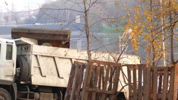 Loading a bucket into a dump truck - Metraje, vídeo