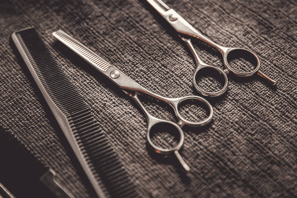 tło zakładu fryzjerskiego dla mężczyzn salon kosmetyczny, narzędzia fryzjerskie nożyczki i grzebień, przestrzeń do kopiowania - Zdjęcie, obraz