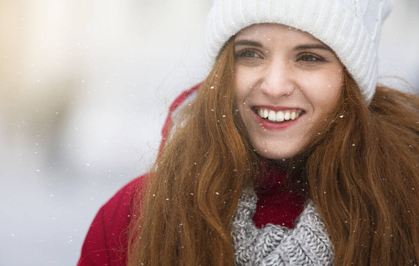 close-up portret van mooi gember meisje over sneeuw - Foto, afbeelding