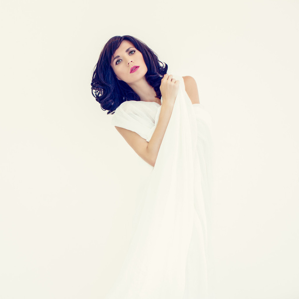 чувственная девушка в белом платье
 - Фото, изображение
