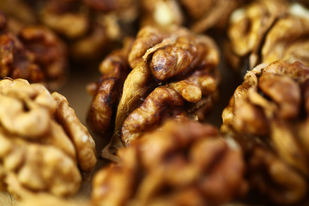 granos enteros pelados de la cosecha de nueces
 - Foto, Imagen